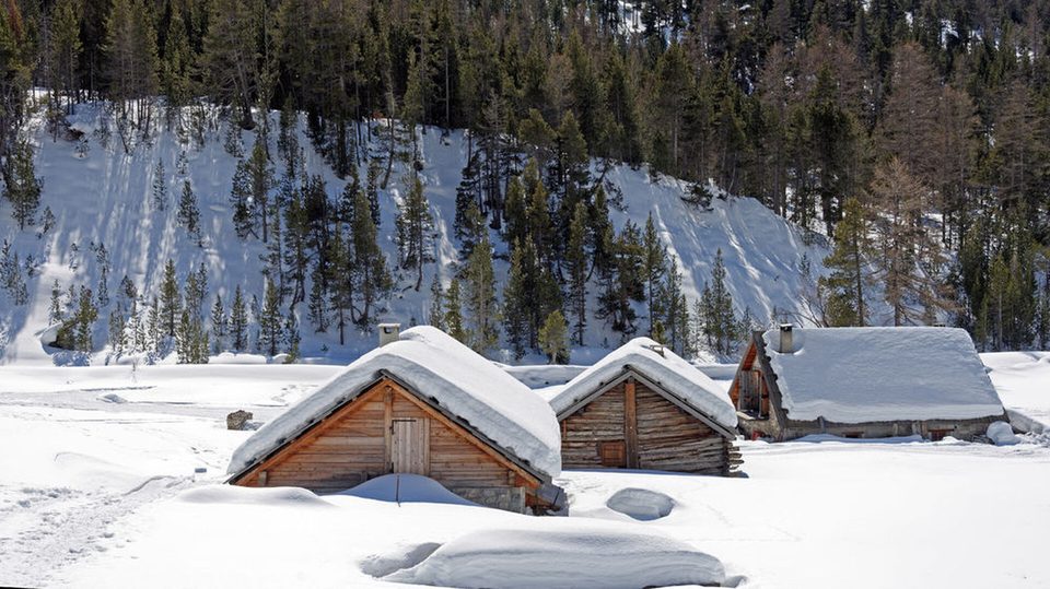 Vue sur les chalets des Acles en hiver