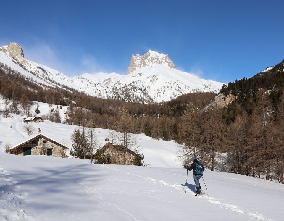 Les granges de la Vallée Étroite en raquettes : accès aux refuges I Re Magi et Terzo Alpini