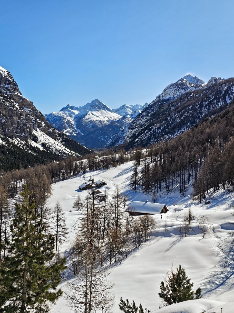Les granges de la vallée étroite en hiver