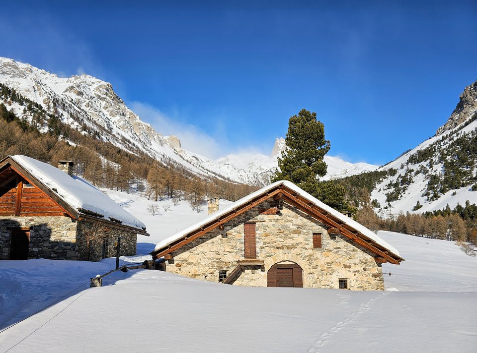 Hiver et neige en vallée étroite