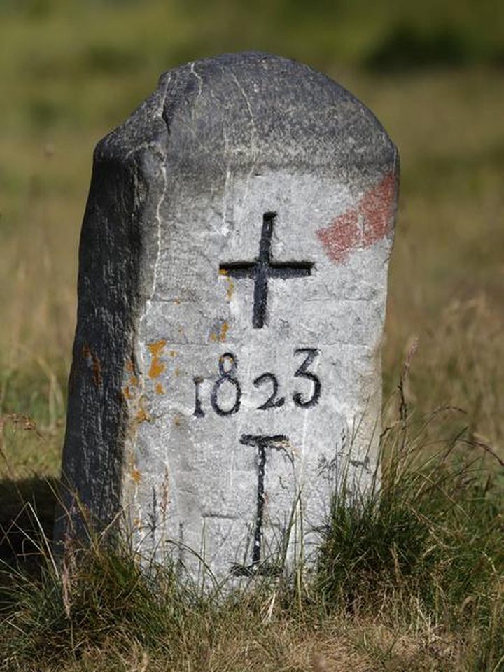 Ancienne borne frontière 1