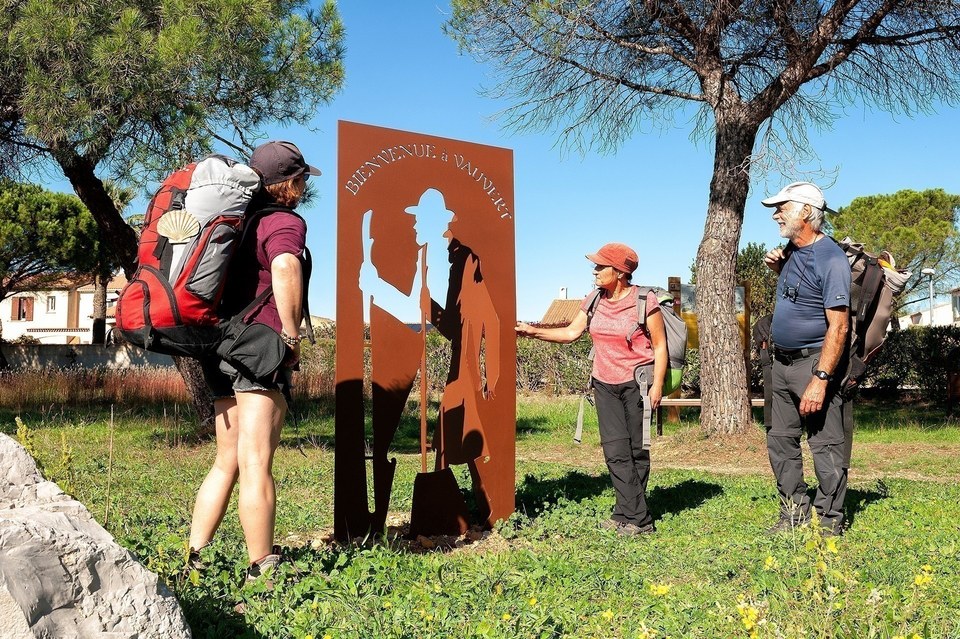 Pèlerins sur l'aire d'accueil du Cournier sur le GR653, la voie d'Arles sur le Chemin de Saint-Jacques de Compostelle