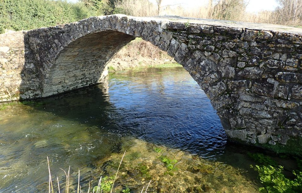 Pont de pierre à Saint-Clément