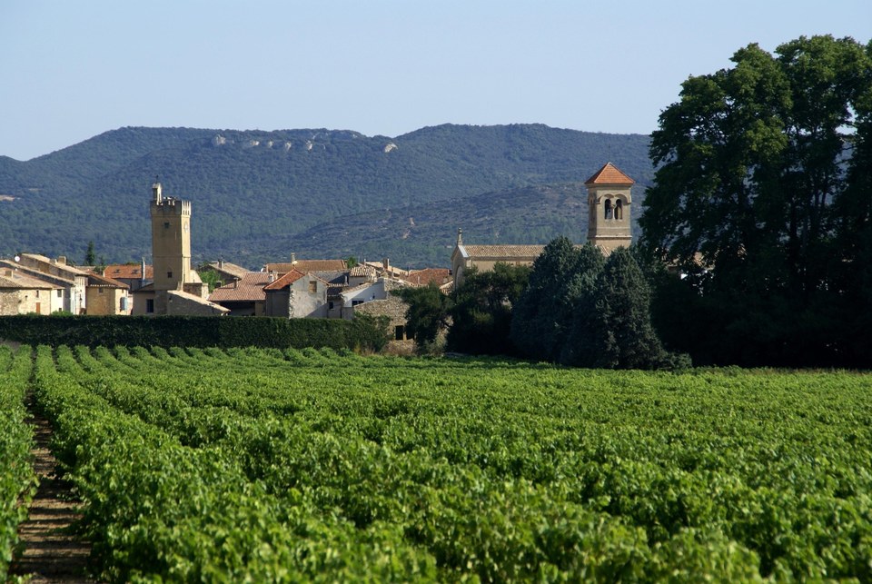 Le village d'Orsan au pied du Camp de César