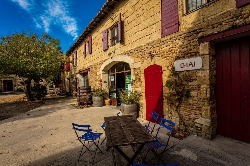 Cour ombragée du Mas du Notaire