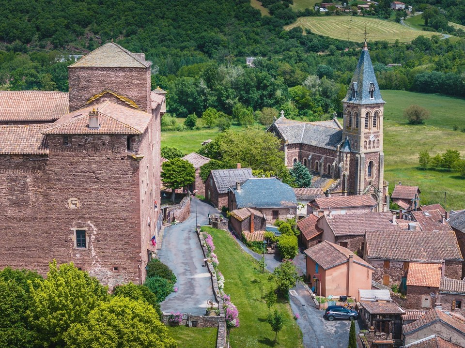 Château et église de Saint-Izaire