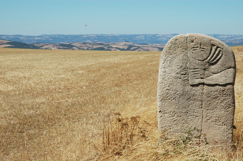 Sur les traces des statues-menhirs