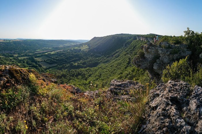 Les falaises du Larzac et la vallée de la Sorgues