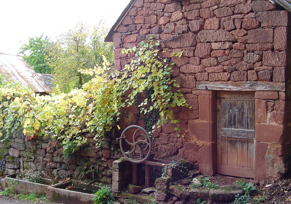 Maison en grès rouge