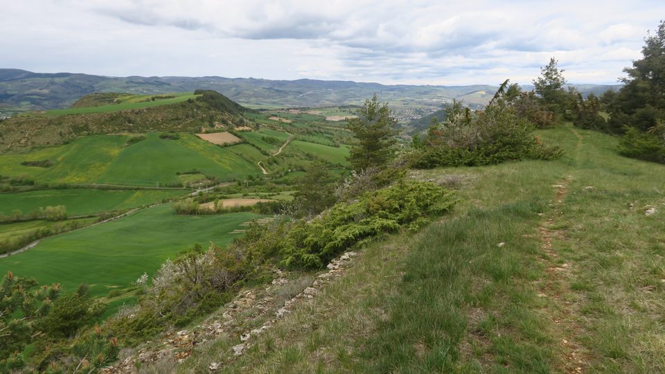 Le sentier de crête avec la ville de Marvejols nichée dans la vallée