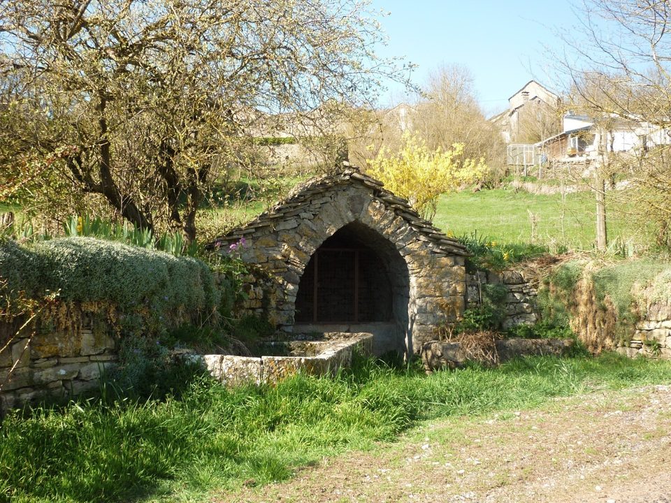 Fontaine voûtée à Novis