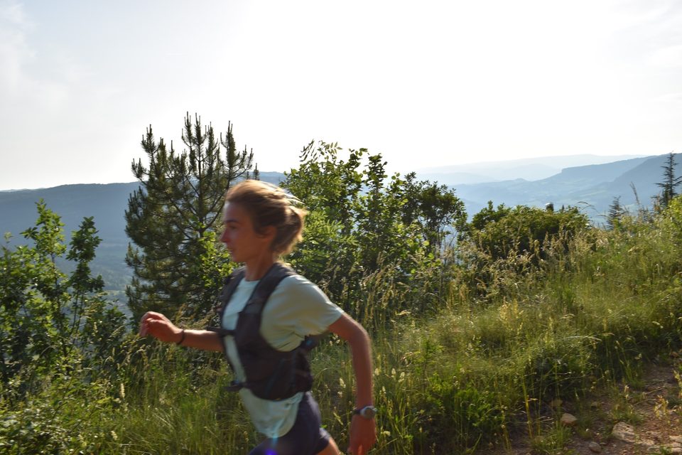 Coureur au dessus de la vallée du Lot