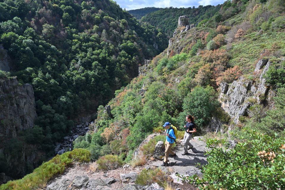 Des randonneurs dans les Gorges du Bès