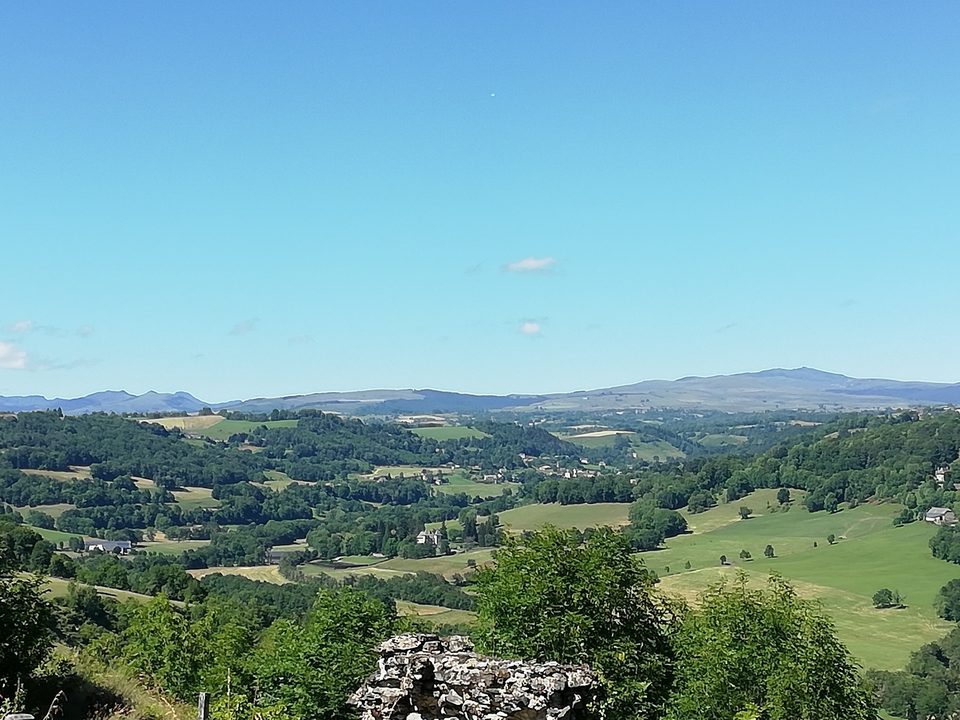 Vue sur la vallée de la Bromme et le volcan endormi