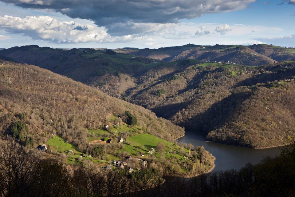 Vue sur les Gorges de la Truyère en amont de Couesque