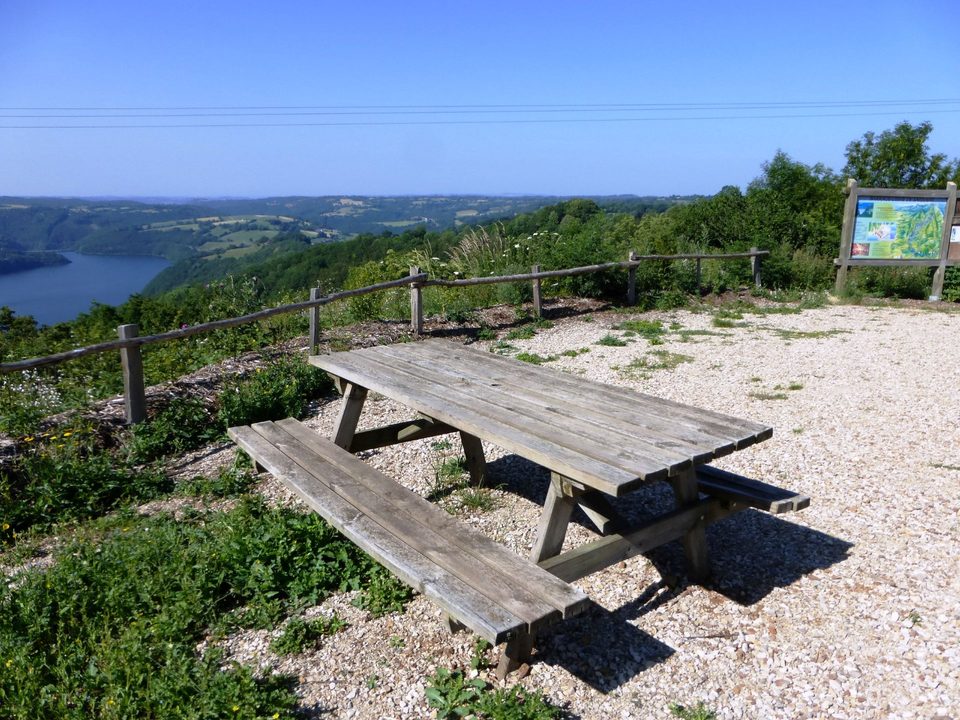 Point de vue sur le lac de Sarrans depuis Jou