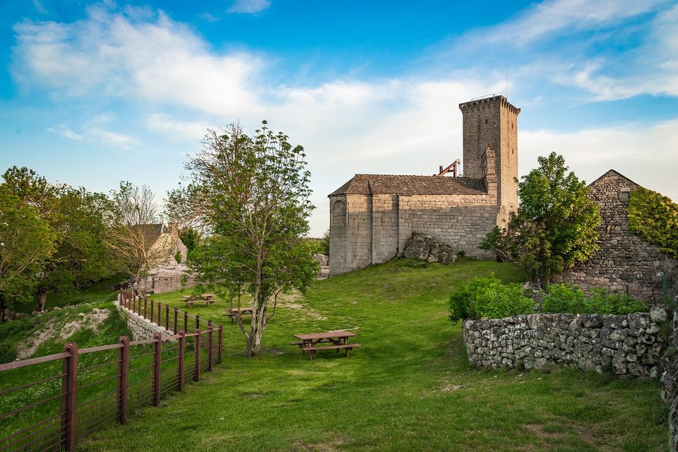 La tour d'Apcher depuis le Malzieu-Ville - Parcours n°20