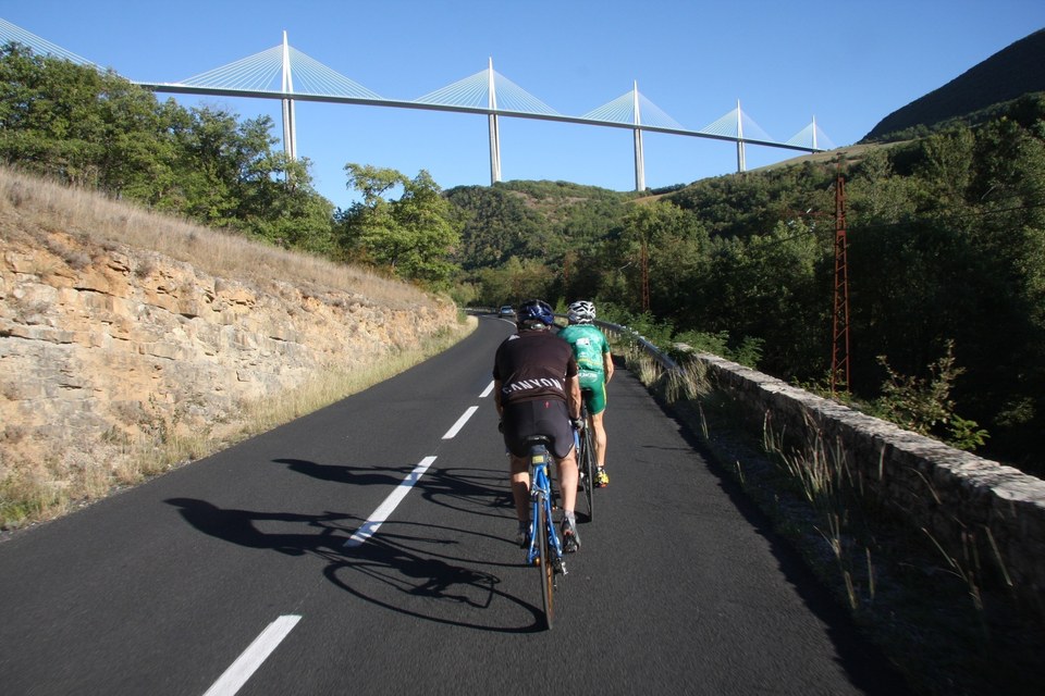 Passage sous le Viaduc de Millau