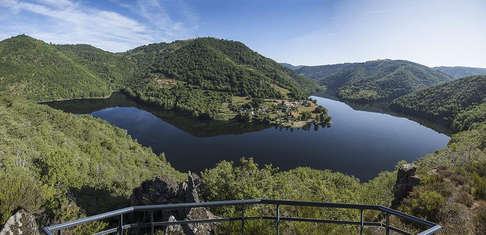 Passerelle suspendue au dessus des gorges de la Truyère
