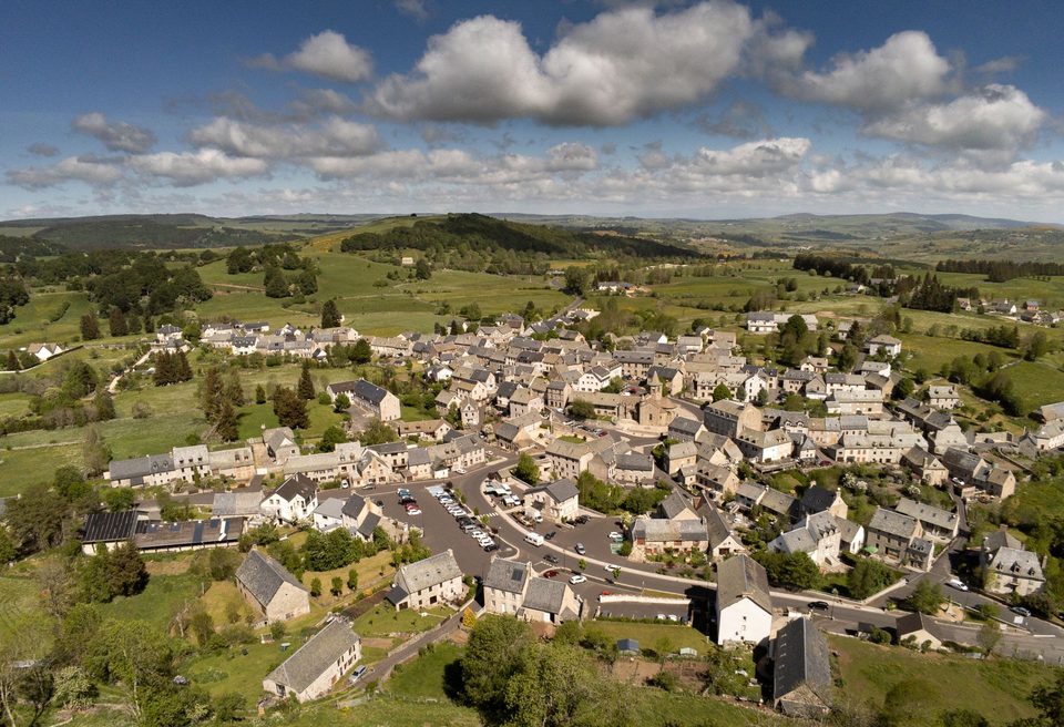 Le village de Nasbinals vu depuis le ciel