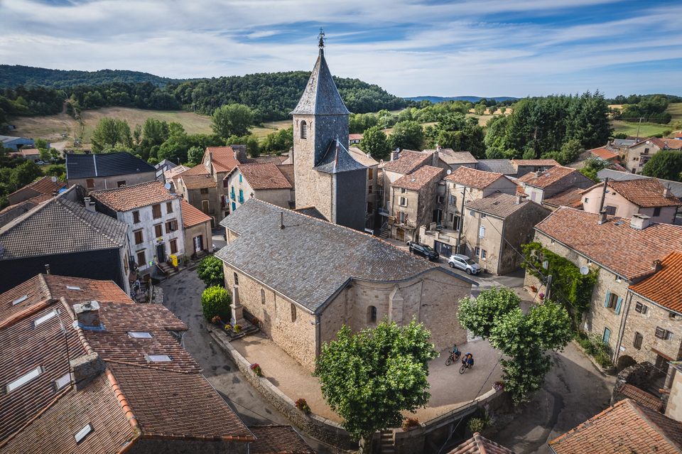 Sur la place de Sauclières