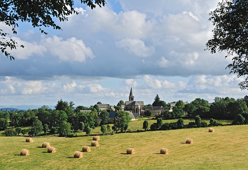 Le buron des Enguilhens dans la belle lumière de l'Aubrac