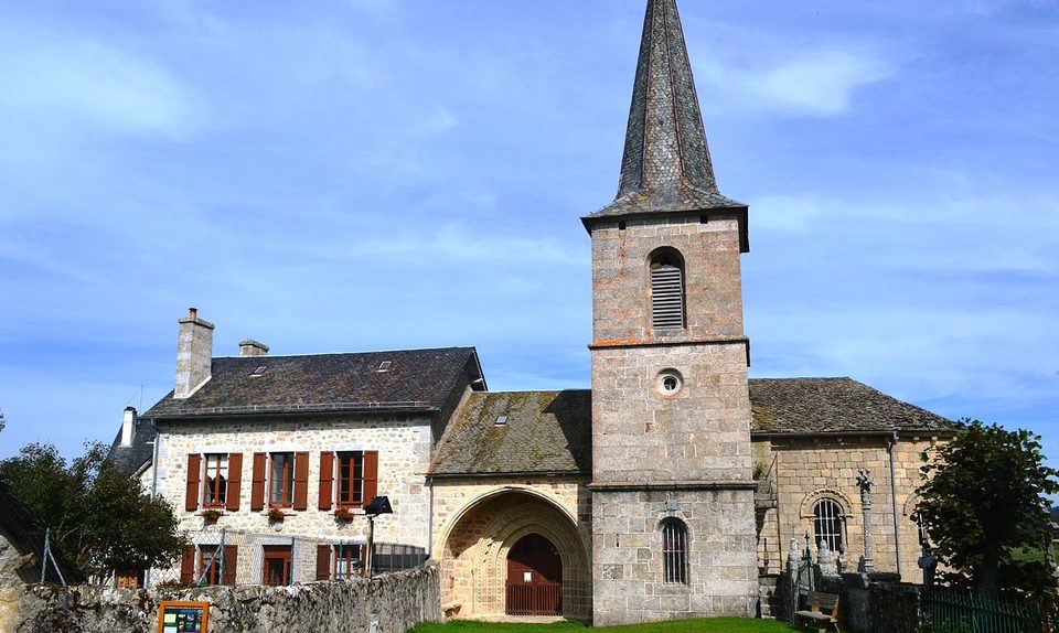 L'église d'Anterrieux avec le musée de la Résistance
