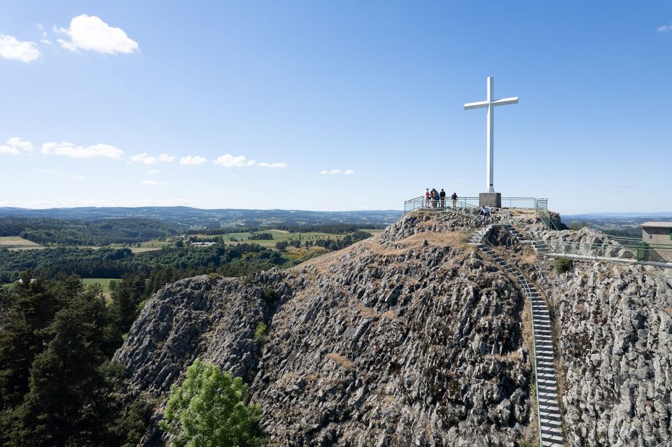Le Roc de Peyre avec la vue sur l'Aubrac
