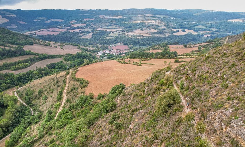 Vue sur Versols depuis le chemin des vignes