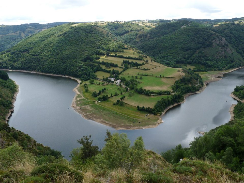 La vallée du Bès avec le village de Laval ® OT Pays de Saint-Flour