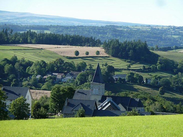 Le village de Saint-Martial bercé d'une lumière de fin de journée