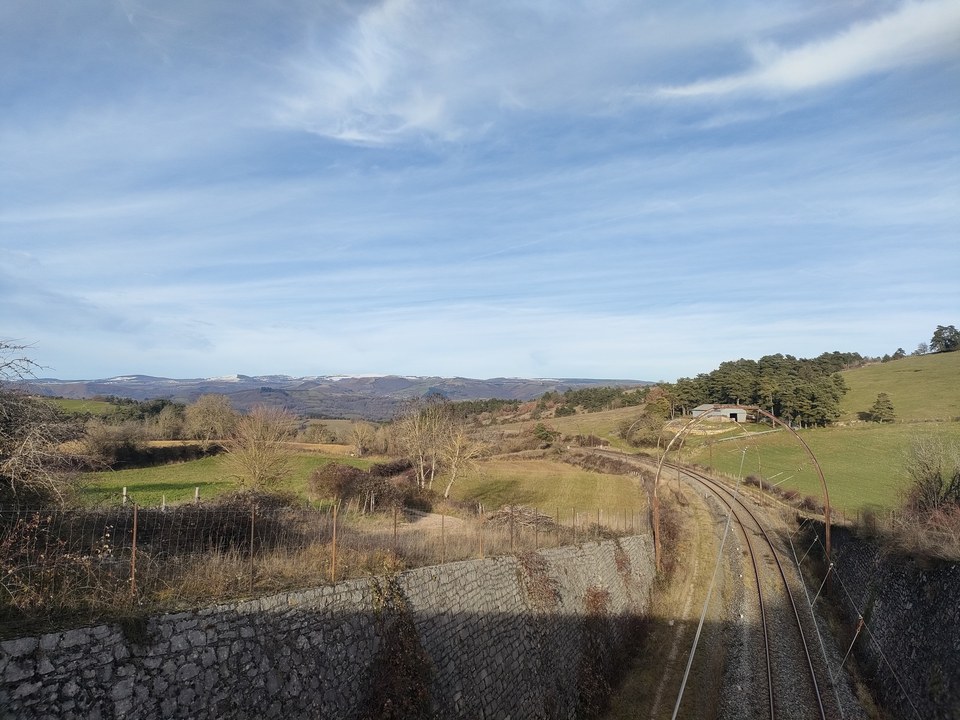 Point de vue sur l'Aubrac à l'horizon