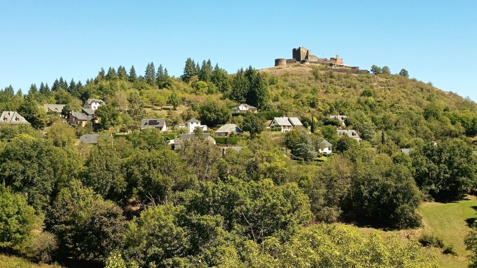 Le château de Calmont d'Olt depuis l'ancienne voie ferrée