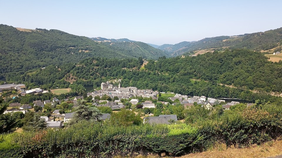 Le bourg d'Entraygues-sur-Truyère depuis San Mary
