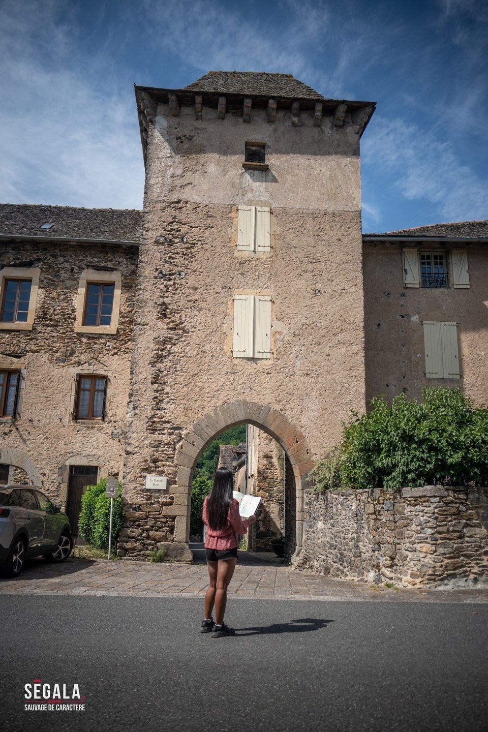 Le portail haut, Prévinquières