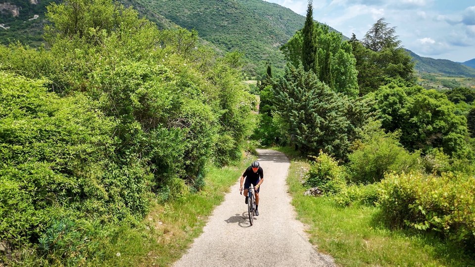 Cyclsite gravel dans une montée