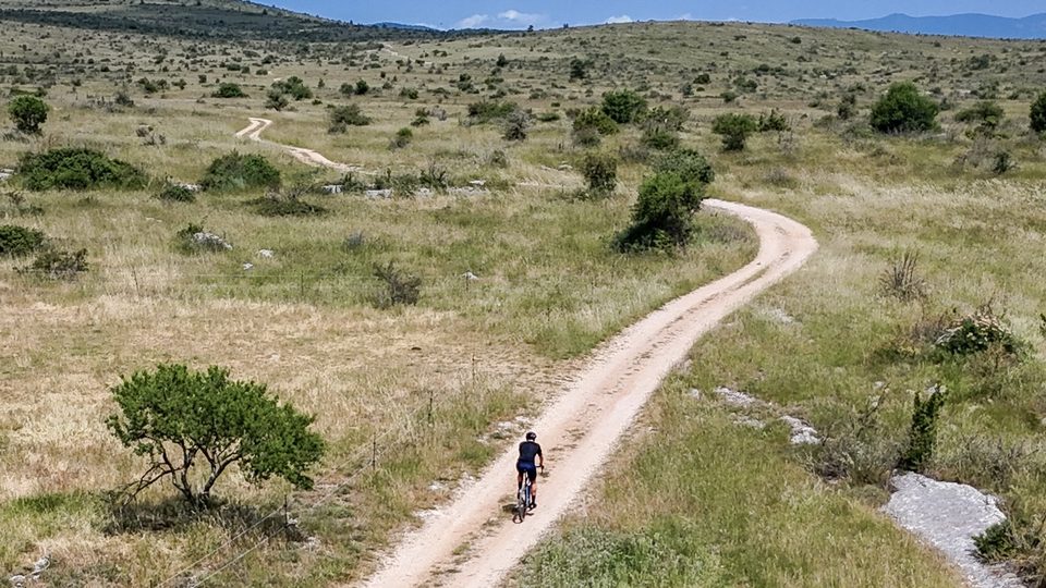 Cycliste gravel sur une belle piste caussenarde