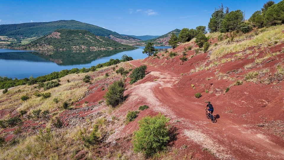 Piste gravel avec vue sur le Lac du Salagou