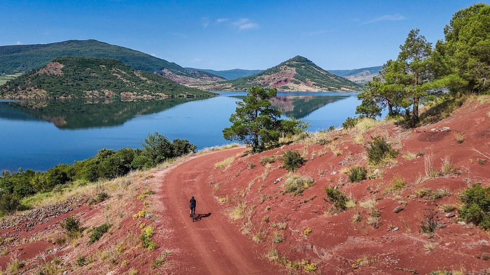 Cycliste avec en fond le Lac du Salagou