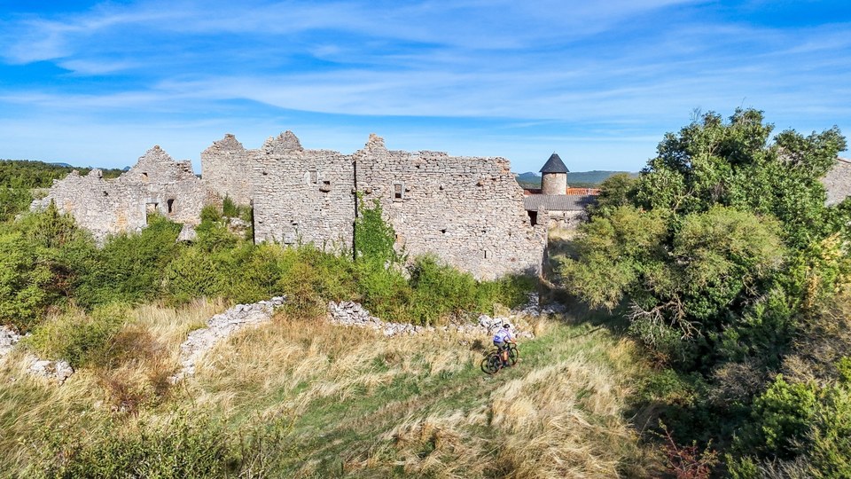 Cycliste gravel proche des ruines à La Vernede