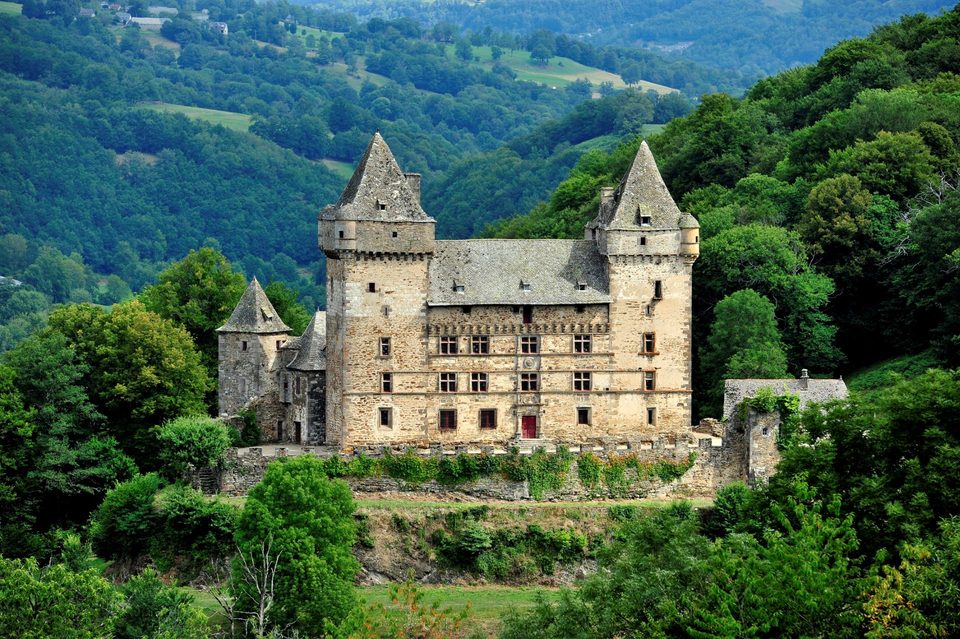 Messilhac émergeant de la verdure