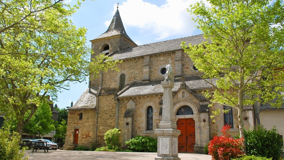 Place de la fontaine et l'église de Campuac