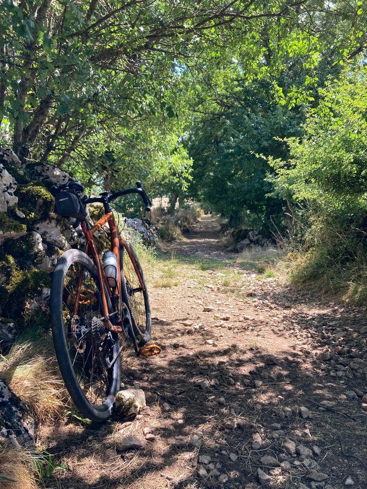 Gravel dans sentier caussenard