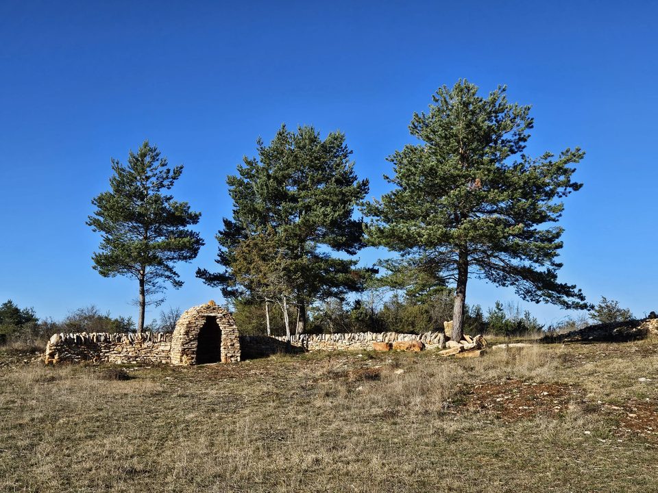 Une cazelle restaurée par des bénévoles du foyer rural de Rodelle, 3CLT©
