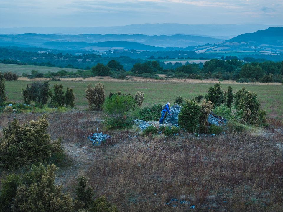 Un des dolmen de Mascourbe, les avants-causses et le Larzac en arrière-plan