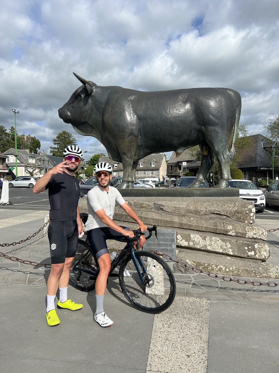 Pose devant le taureau de Laguiole