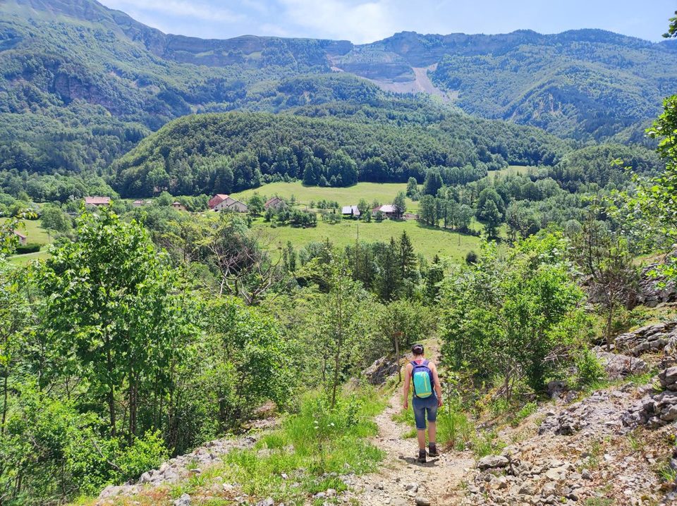 Chemin avec vue sur le cirque