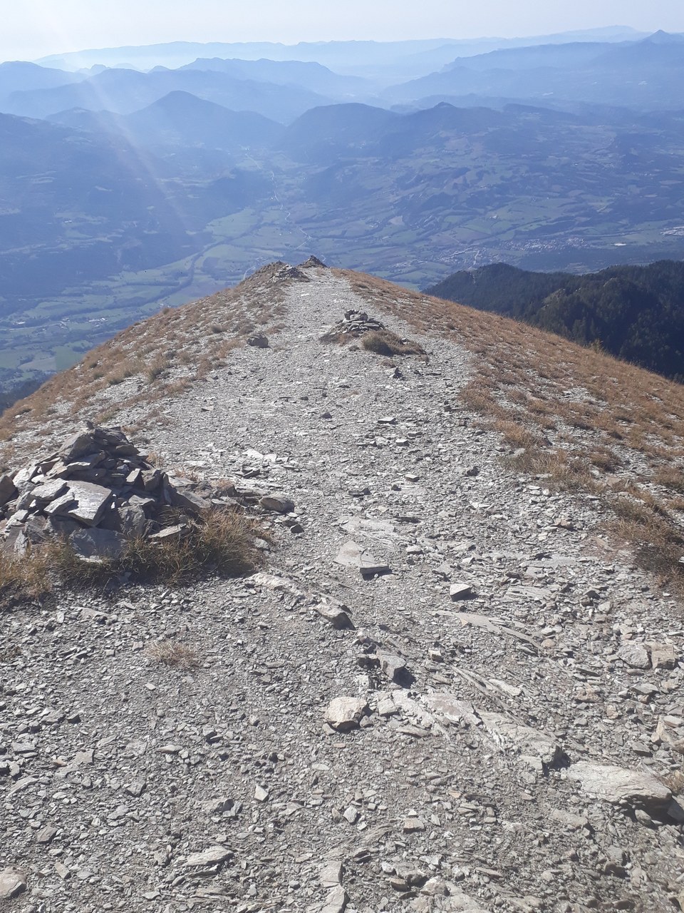 Cairns le long de la crête