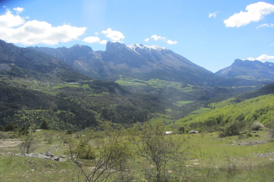 Au loin, les contreforts Est du massif