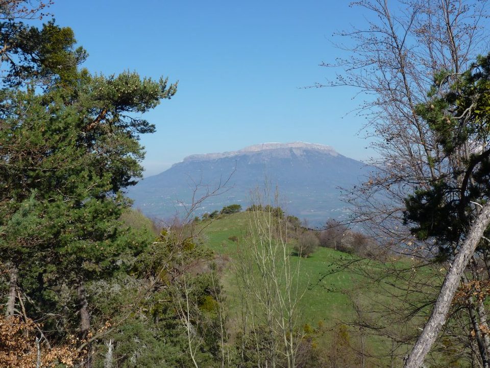 Fenêtre sur la montagne de Céüse